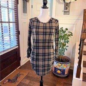 Coco & Main EUC Plaid Long Sleeve Tunic with Ruched Sleeves and Sides